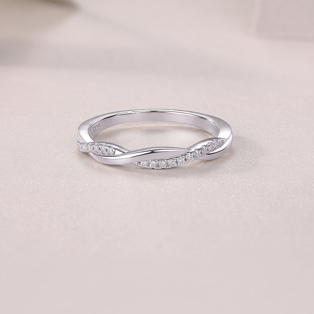 Close-up of moissanite stone on FreyaVibe platinum-plated S925 silver wedding ring