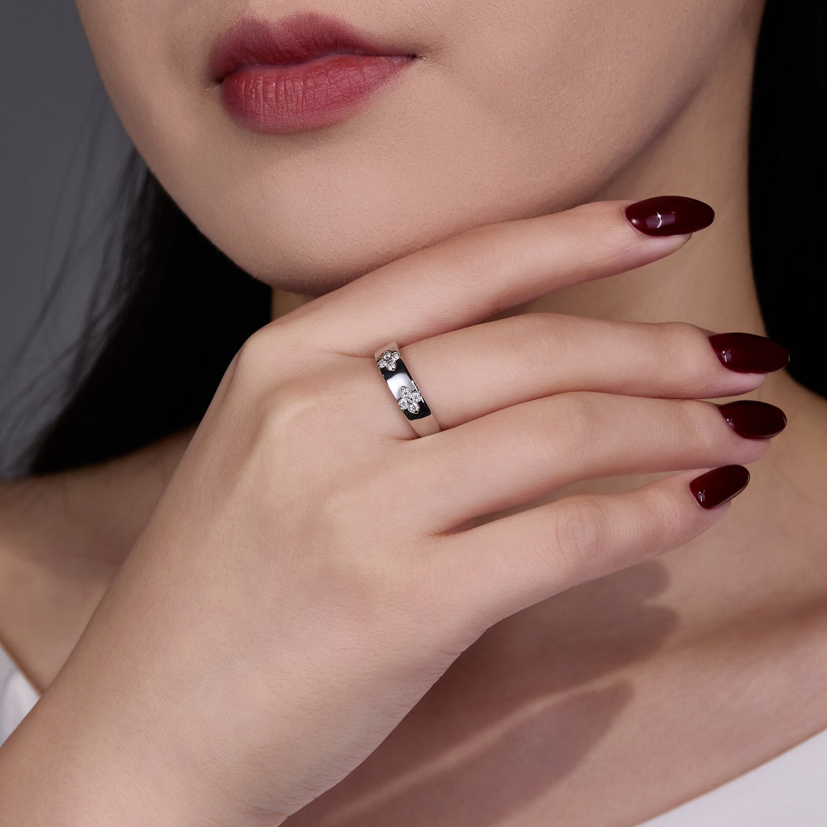 Women's moissanite cluster ring sterling silver gift box included
Now taking you to the product 