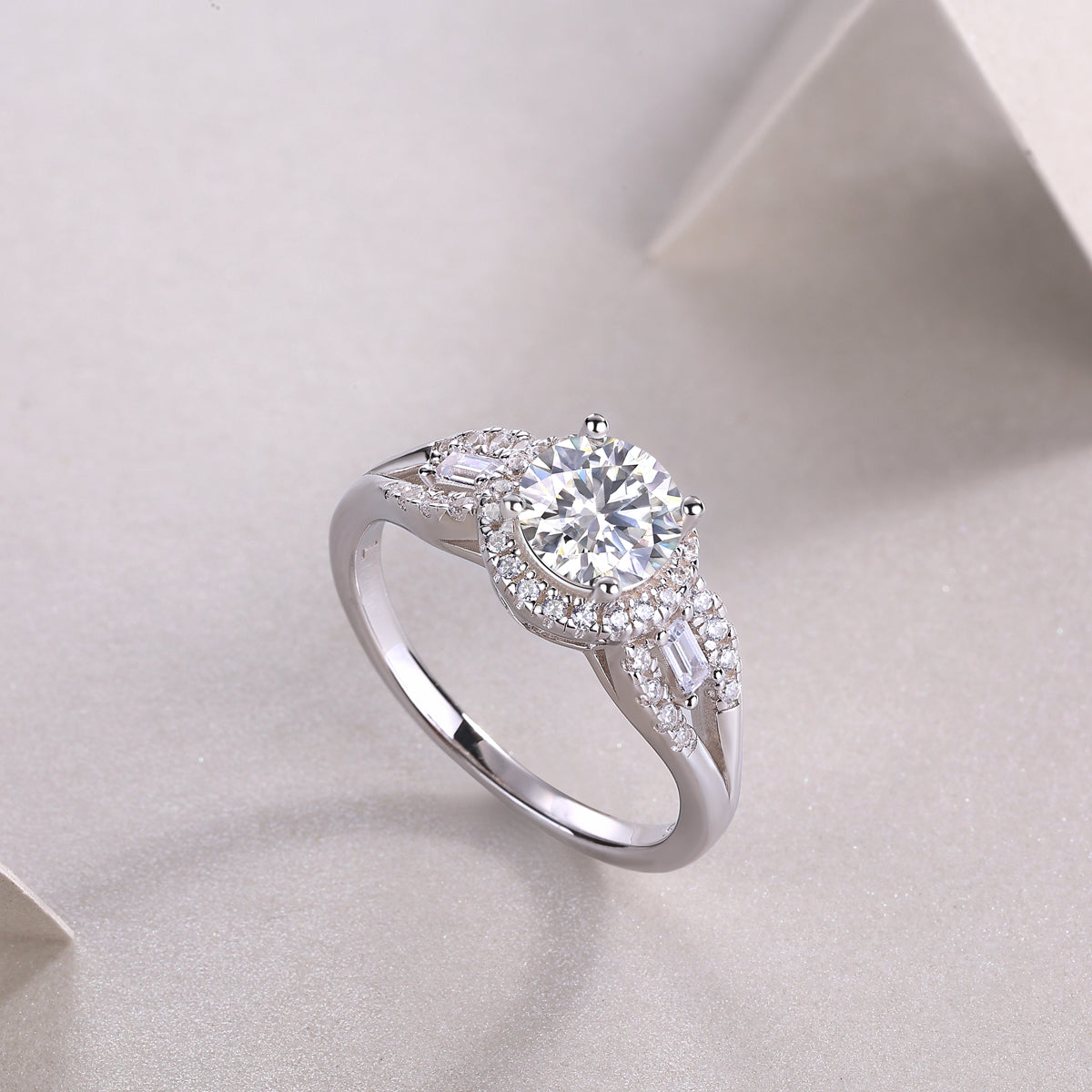 Close-up of 1-carat round brilliant moissanite stone on FreyaVibe wedding ring"