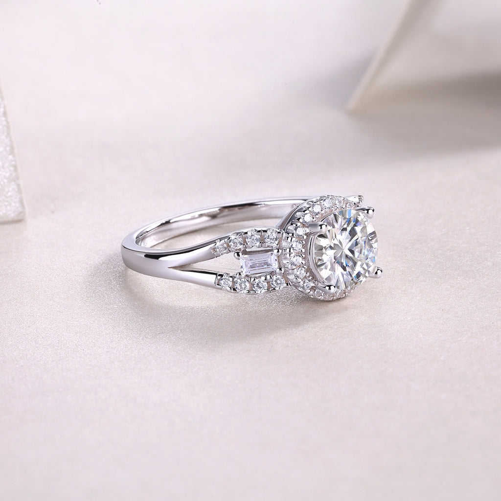 Close-up of 1-carat round brilliant moissanite stone on FreyaVibe wedding ring"