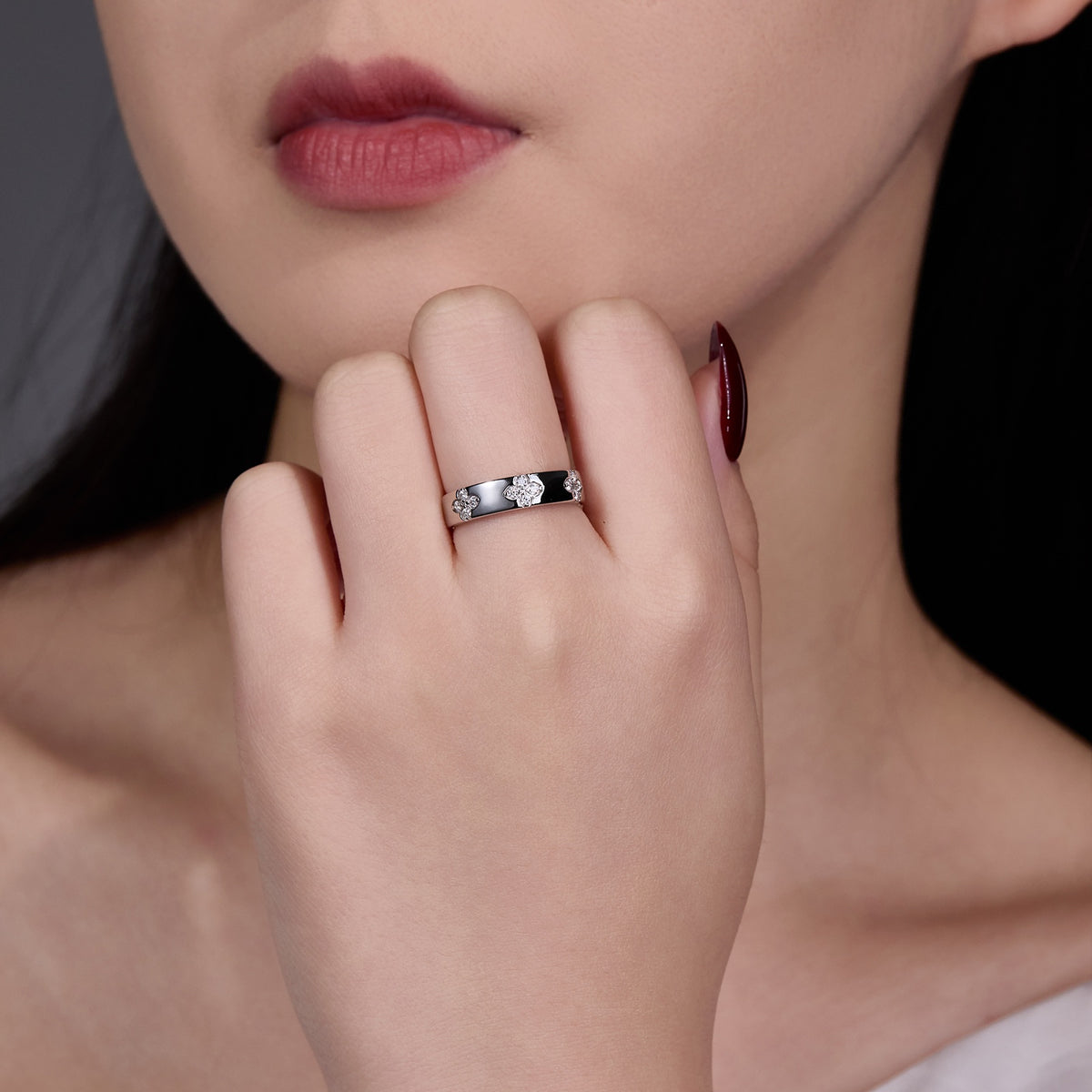 Women's moissanite cluster ring sterling silver gift box included
Now taking you to the product 