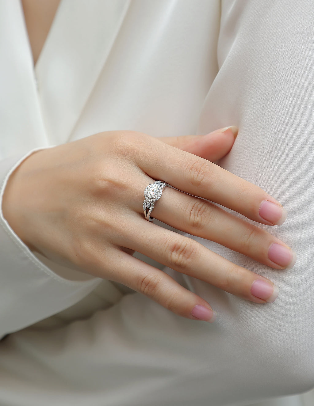Close-up of 1-carat round brilliant moissanite stone on FreyaVibe wedding ring"