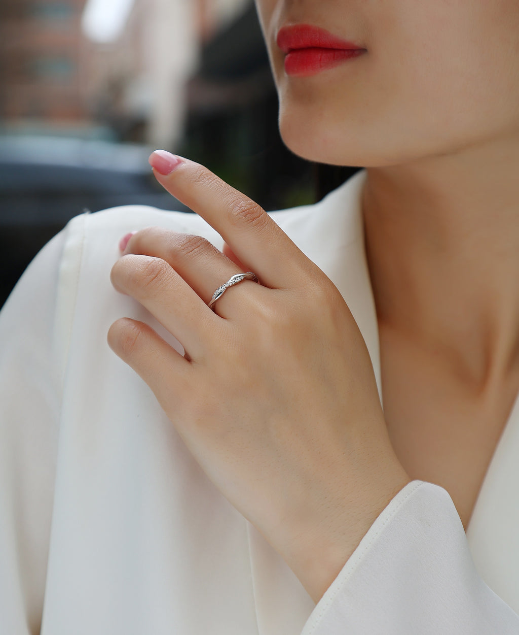 Close-up of moissanite stone on FreyaVibe platinum-plated S925 silver wedding ring