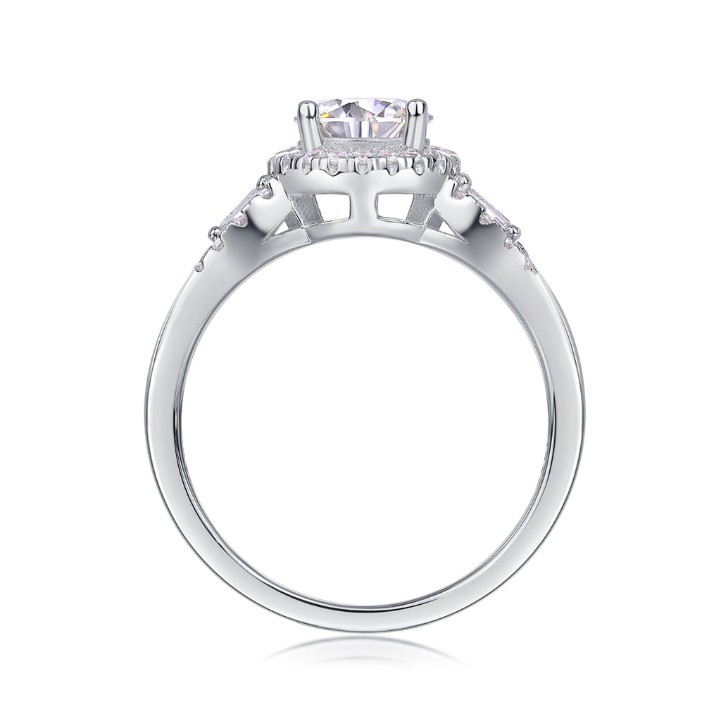 Close-up of 1-carat round brilliant moissanite stone on FreyaVibe wedding ring"