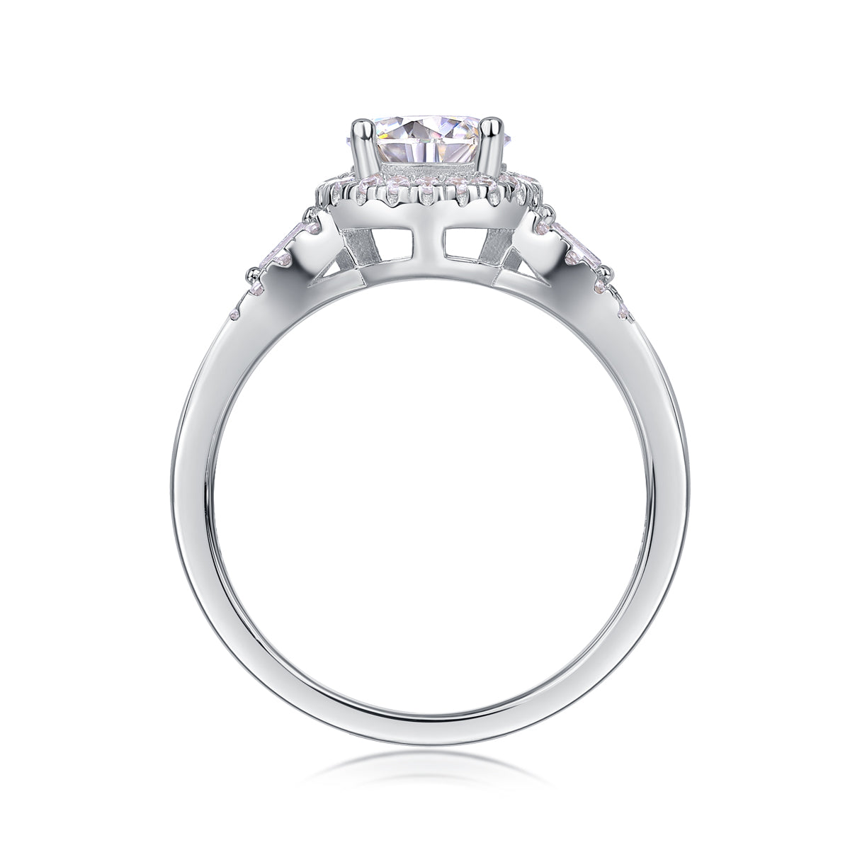 Close-up of 1-carat round brilliant moissanite stone on FreyaVibe wedding ring"